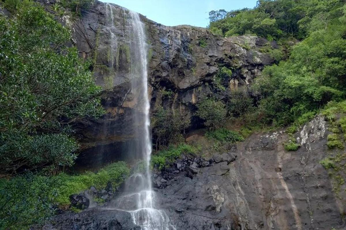 una cascata sul fianco di una montagna