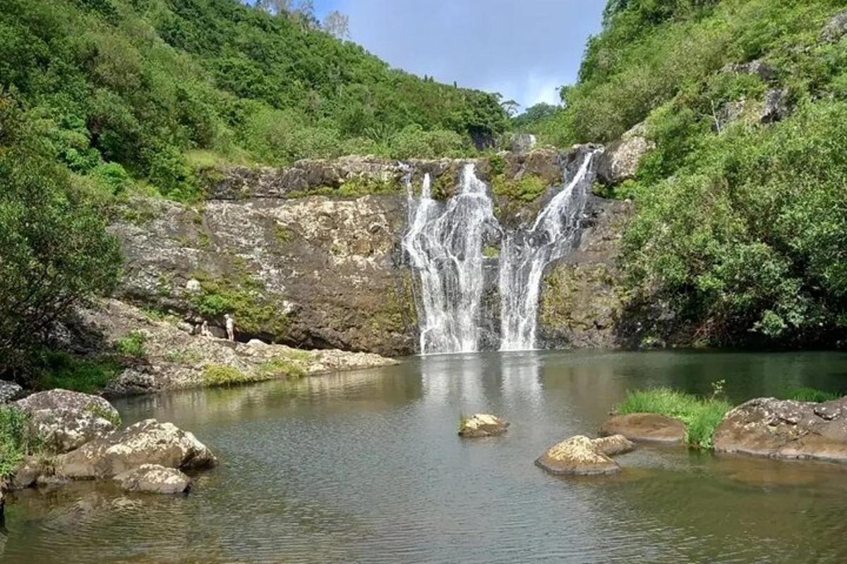 una cascata nel mezzo di uno specchio d'acqua