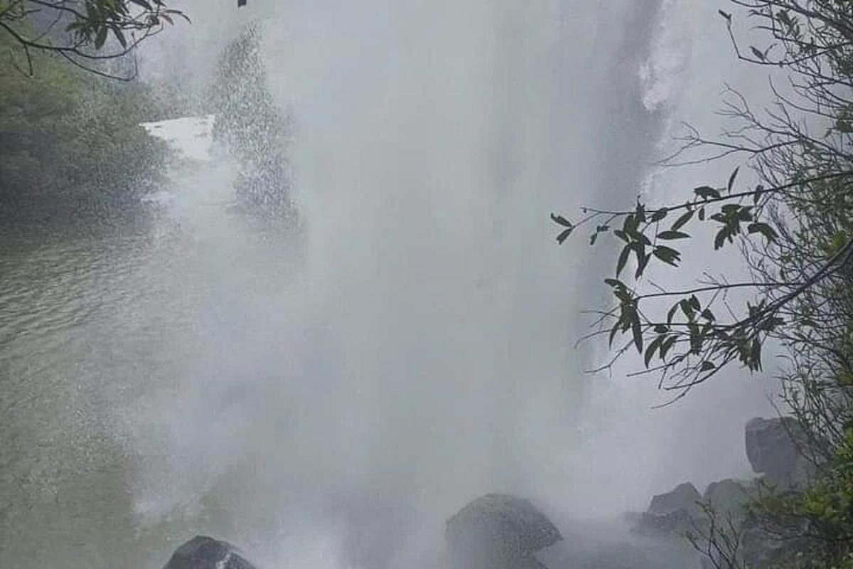 una cascata nel mezzo di uno specchio d'acqua