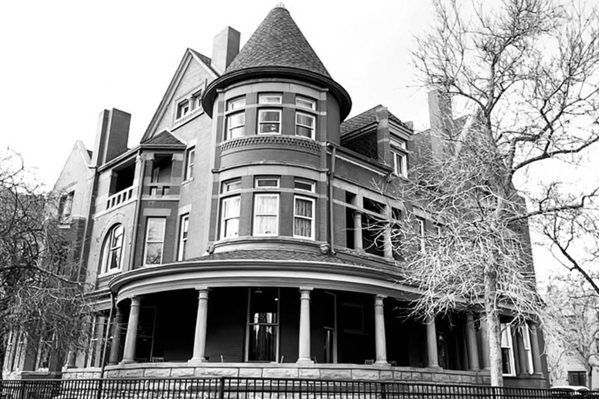 una foto en blanco y negro de una casa grande