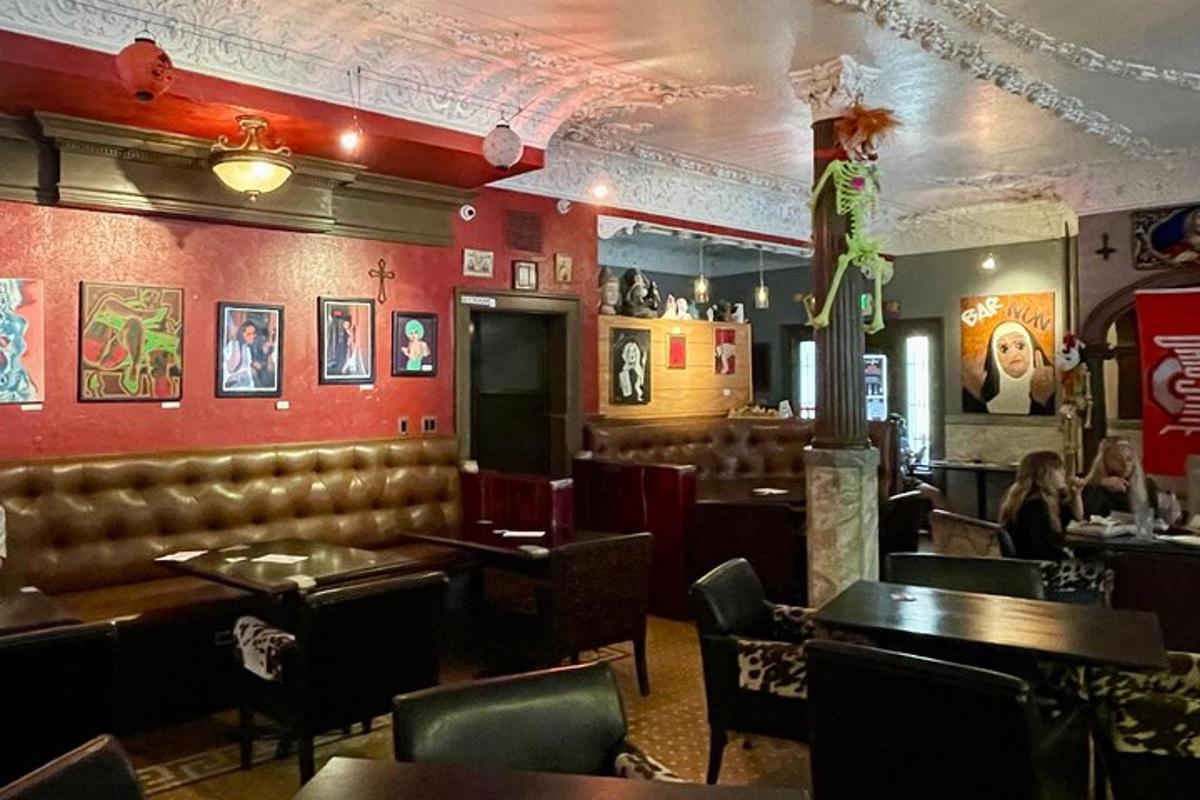restaurace se stoly a židlemi a barem