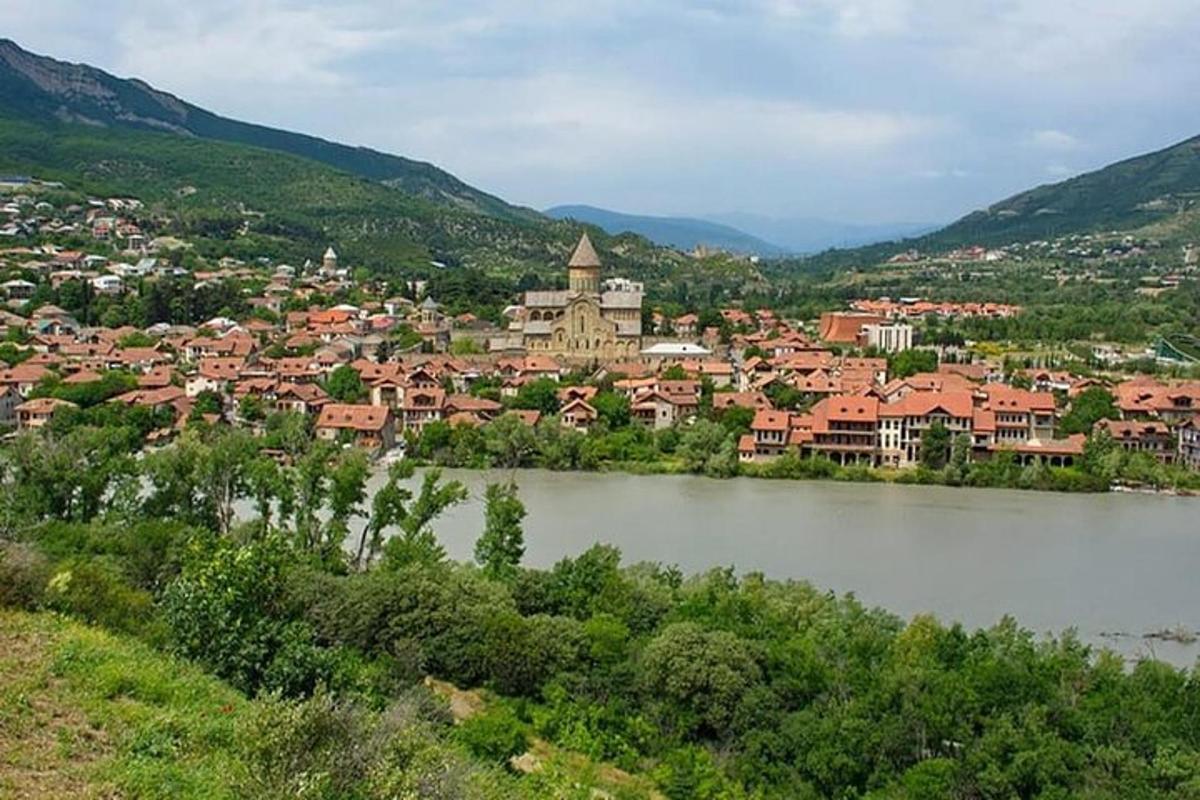 miasto nad rzeką z miastem