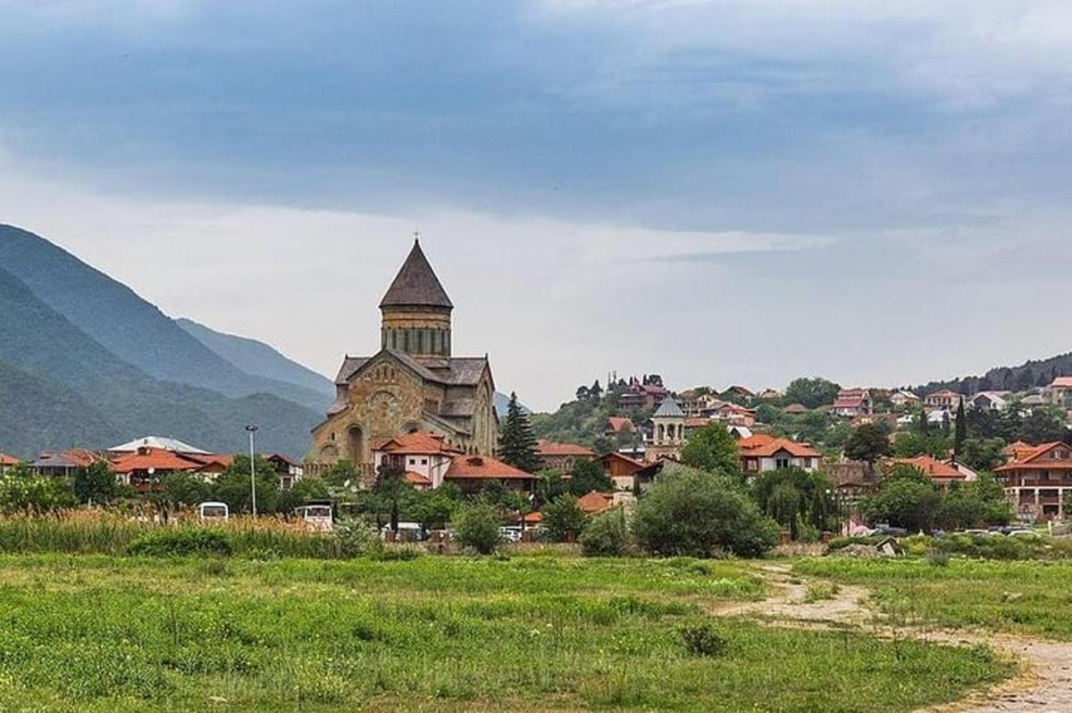 Un pequeño pueblo con una iglesia en un campo.