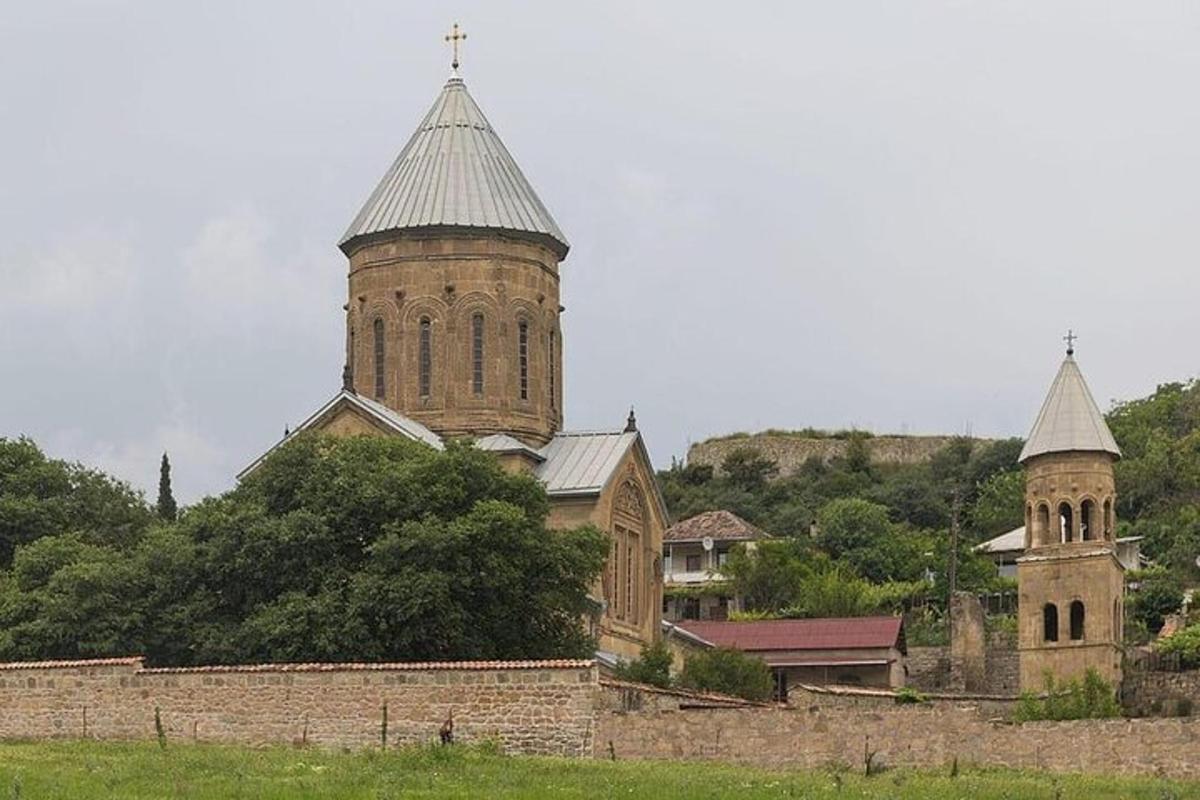 una iglesia con dos torres y un muro de ladrillo