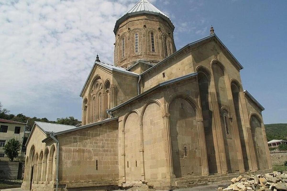 Una antigua iglesia con una torre en la parte superior.