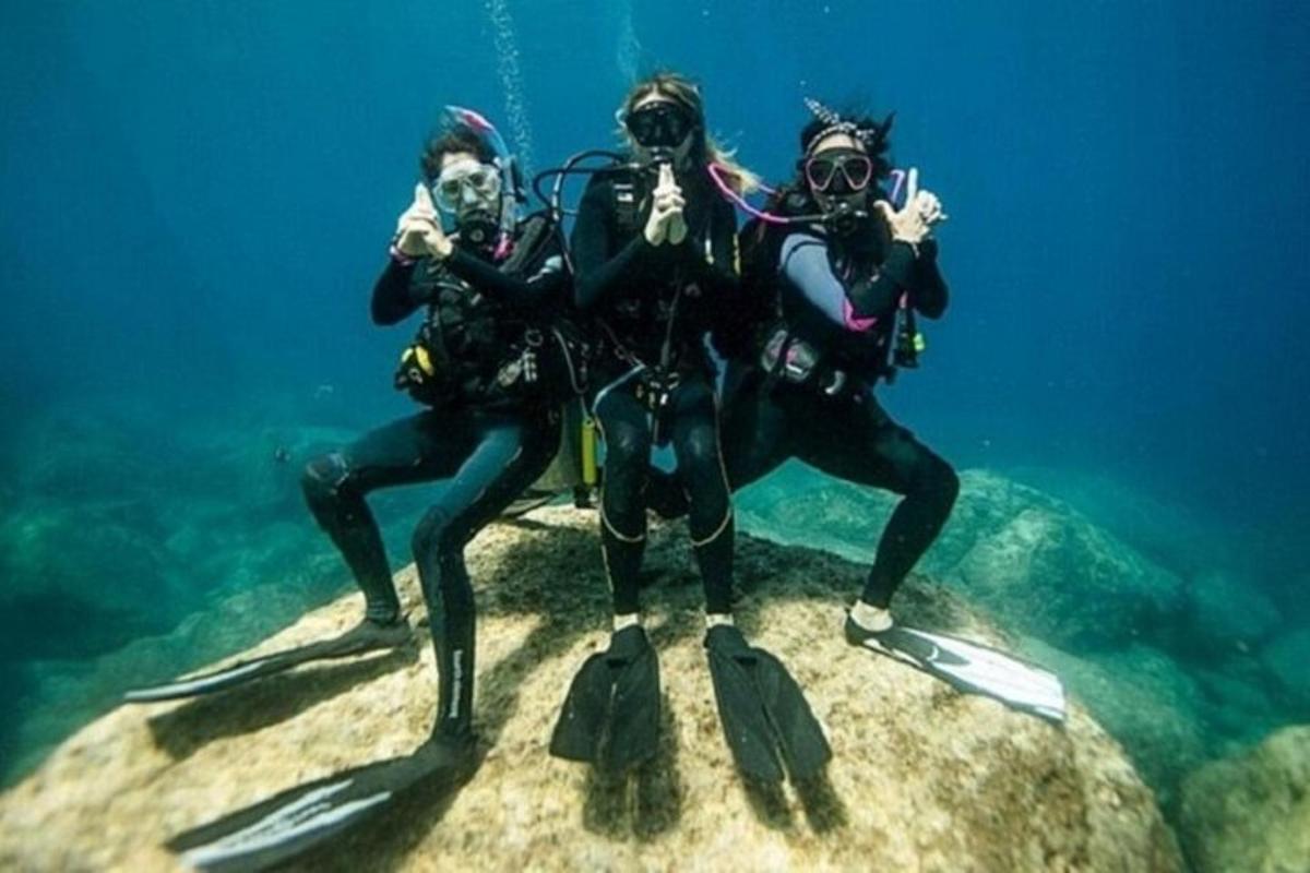 due persone in piedi su una roccia nell'acqua