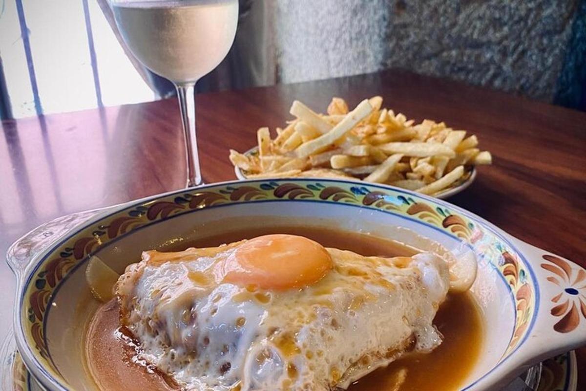 una ciotola di cibo con un uovo e patatine fritte