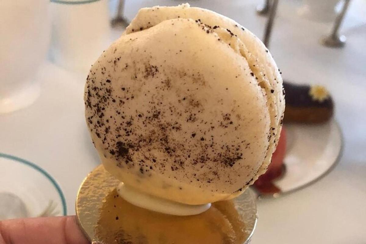 seseorang memegang es krim dengan coklat di atasnya