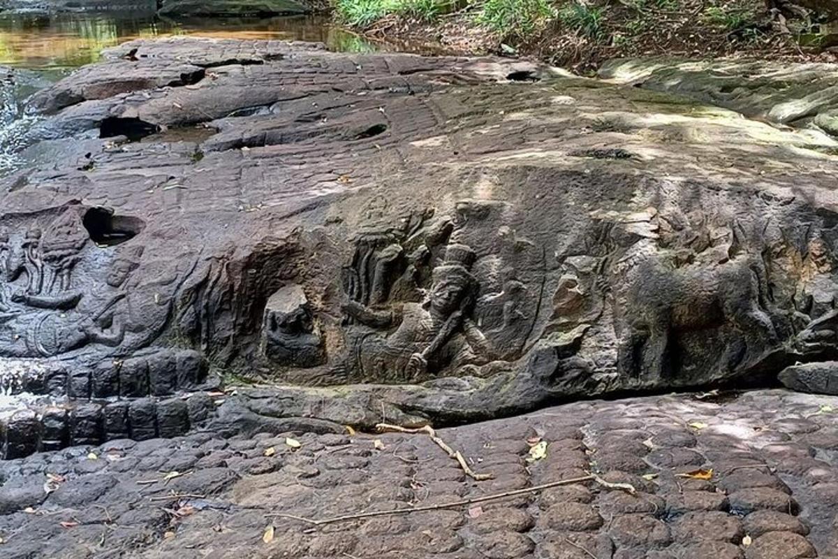 skalní útvar s vyrytými podobiznami zvířat