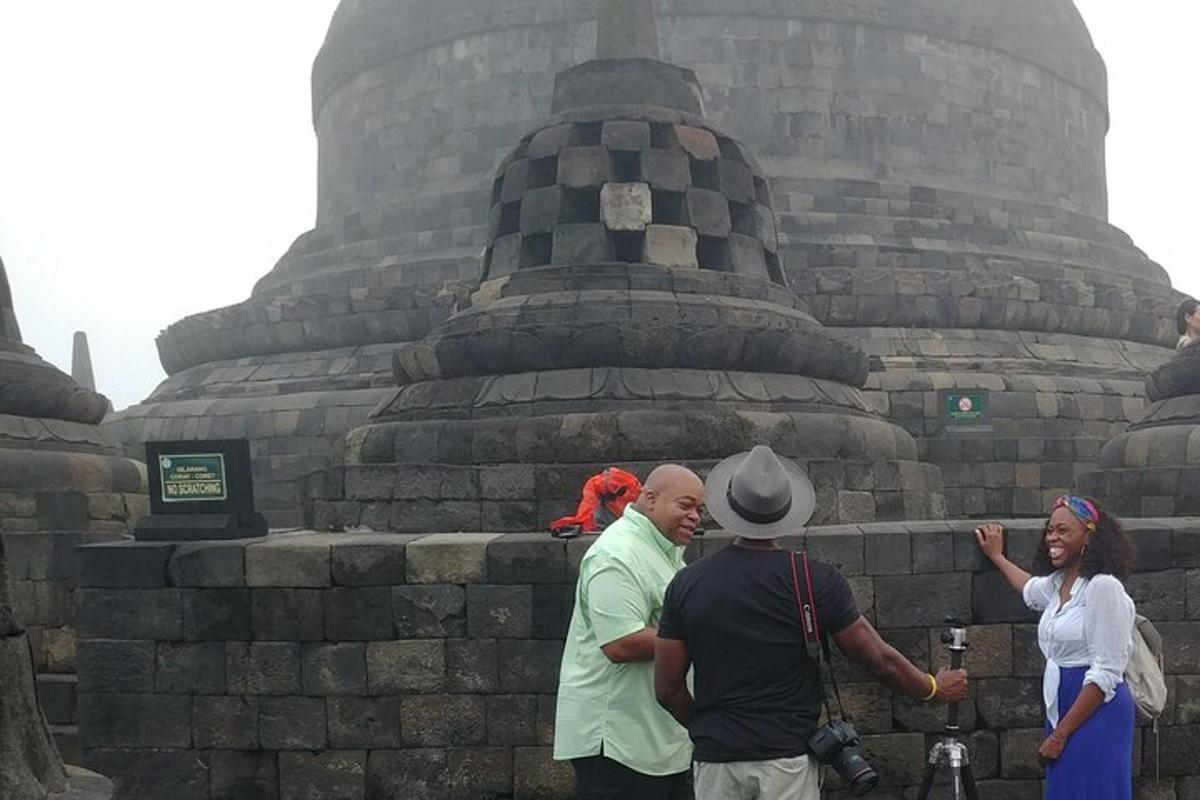 un gruppo di persone in piedi davanti a un monumento
