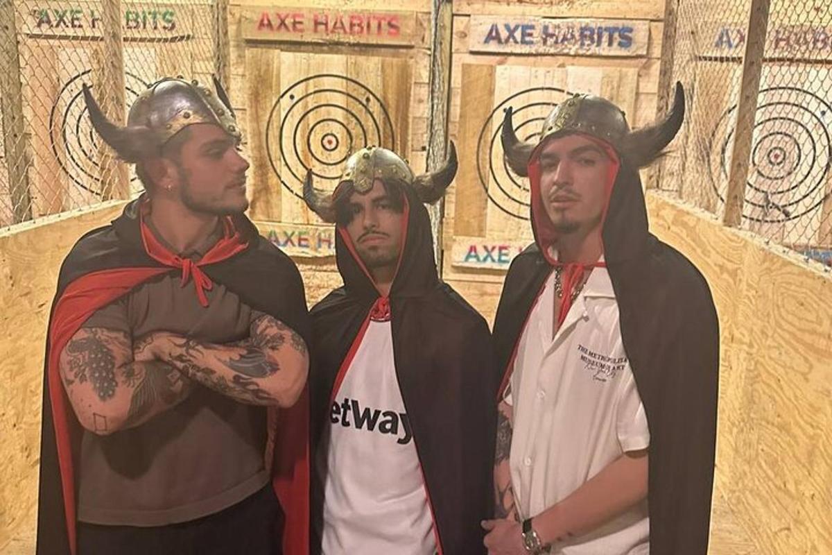um grupo de três homens com chifres na cabeça