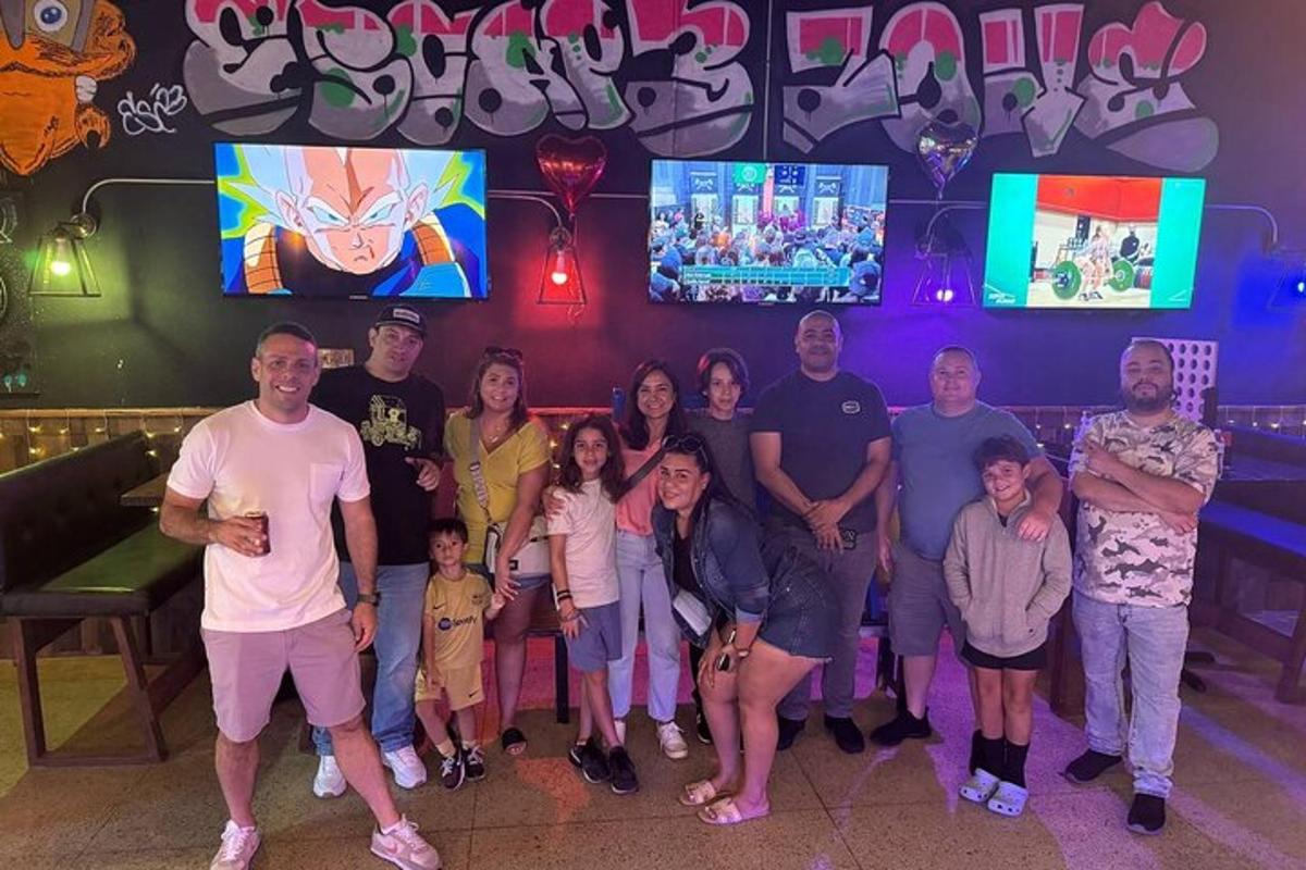 sekumpulan orang bergambar di bar