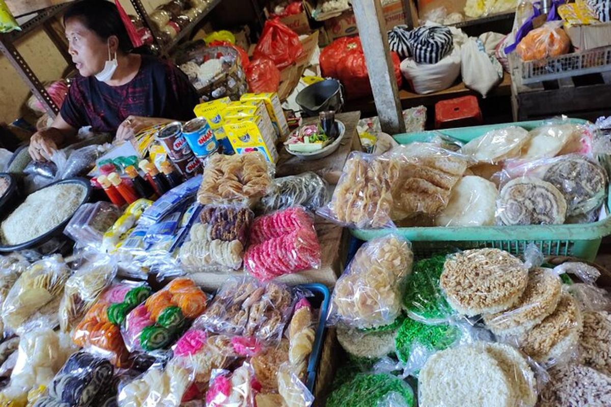 seorang wanita di pasar dengan pelbagai jenis makanan