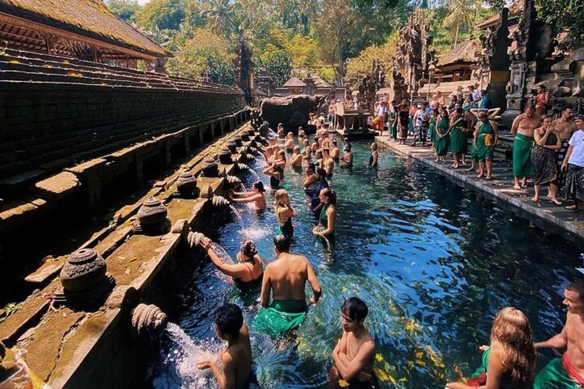 um grupo de pessoas em uma piscina de água