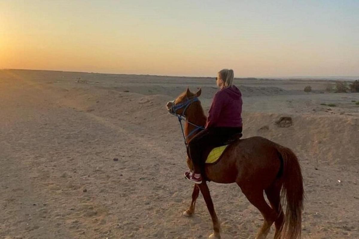 una donna a cavallo nel deserto