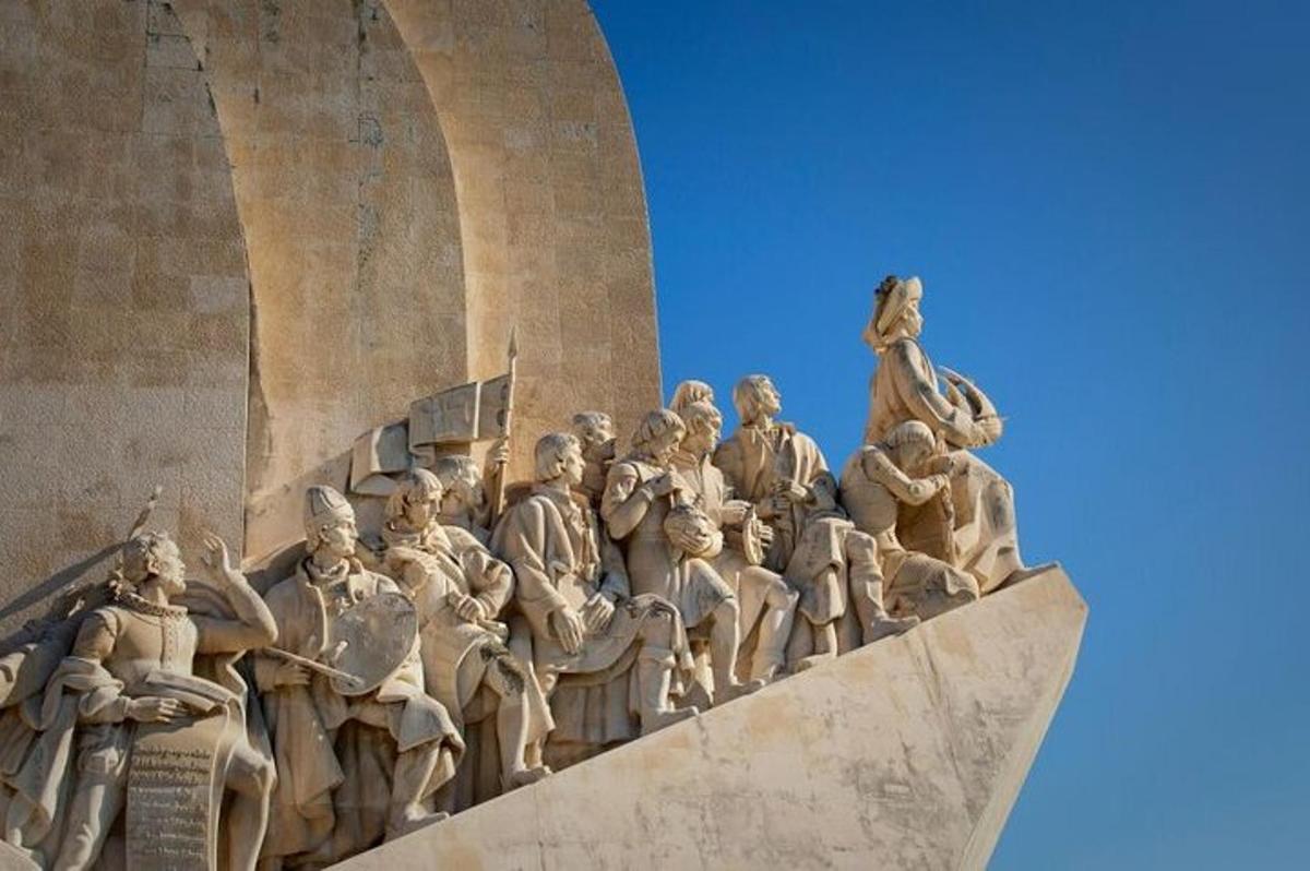 monumendil olev inimrühma kuju