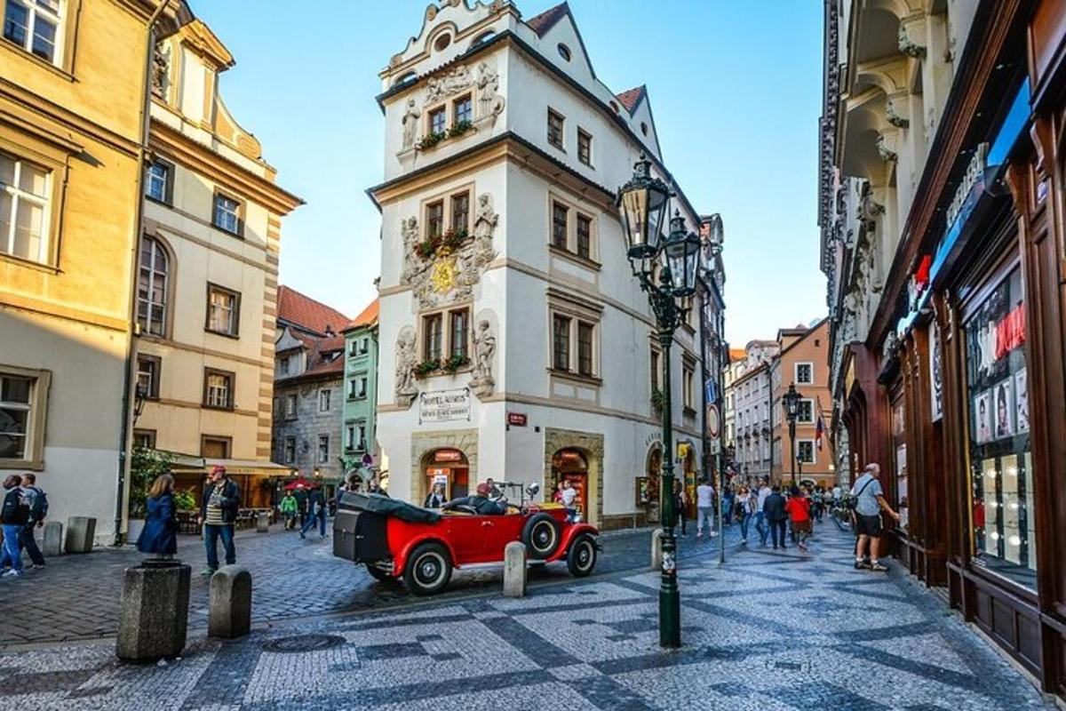 červené auto zaparkované před vysokou budovou