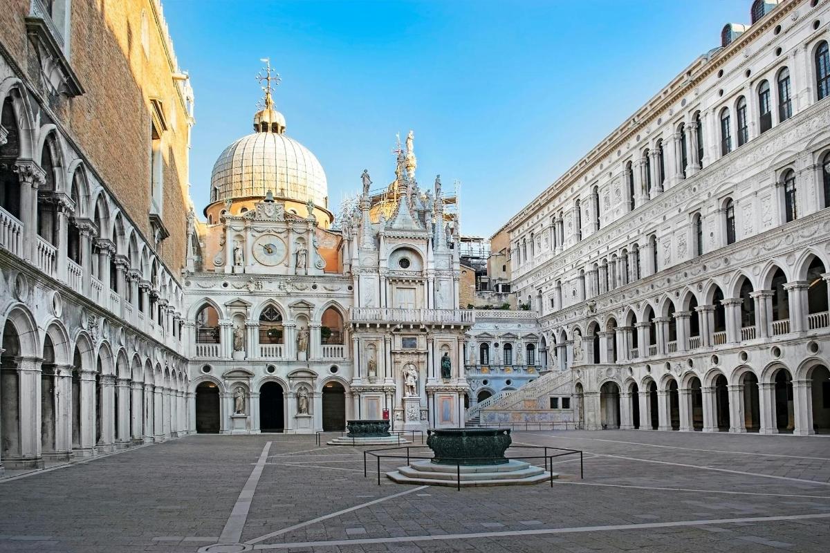 un grande edificio con una cupola in cima