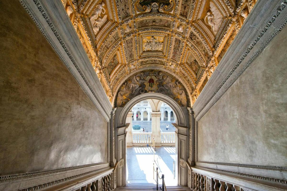 un corridoio decorato in un edificio con un soffitto
