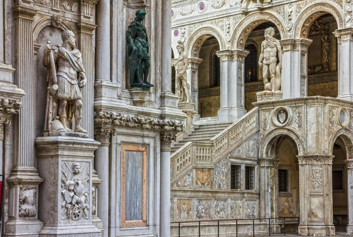 un edificio con una statua sul lato