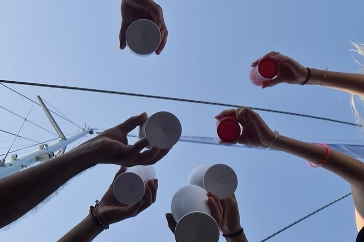 skupina lidí držících pouliční lampy