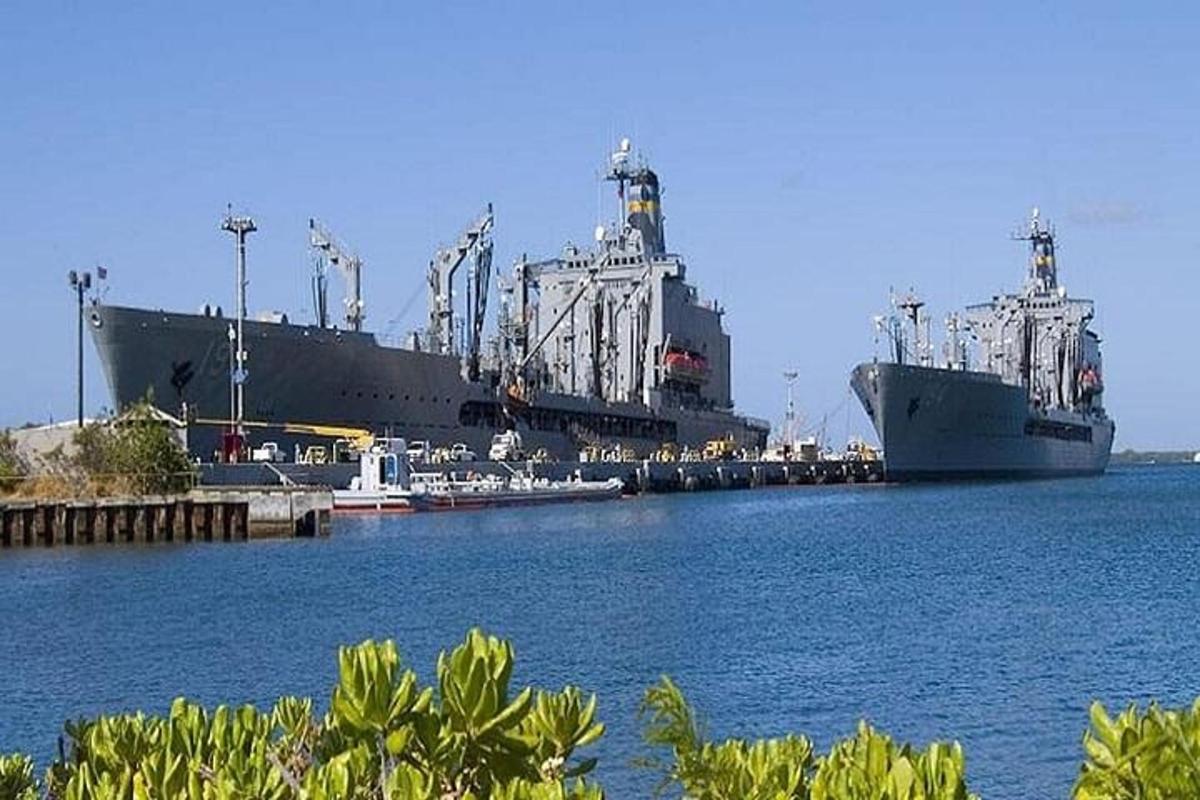 ένα μεγάλο πλοίο είναι αγκυροβολημένο στο νερό