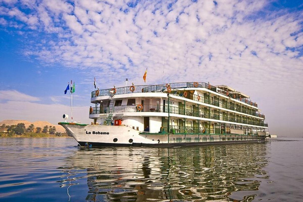 Un gran barco en el agua con un edificio.