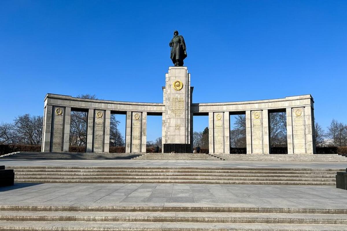 велика зграда са статуом испред ње