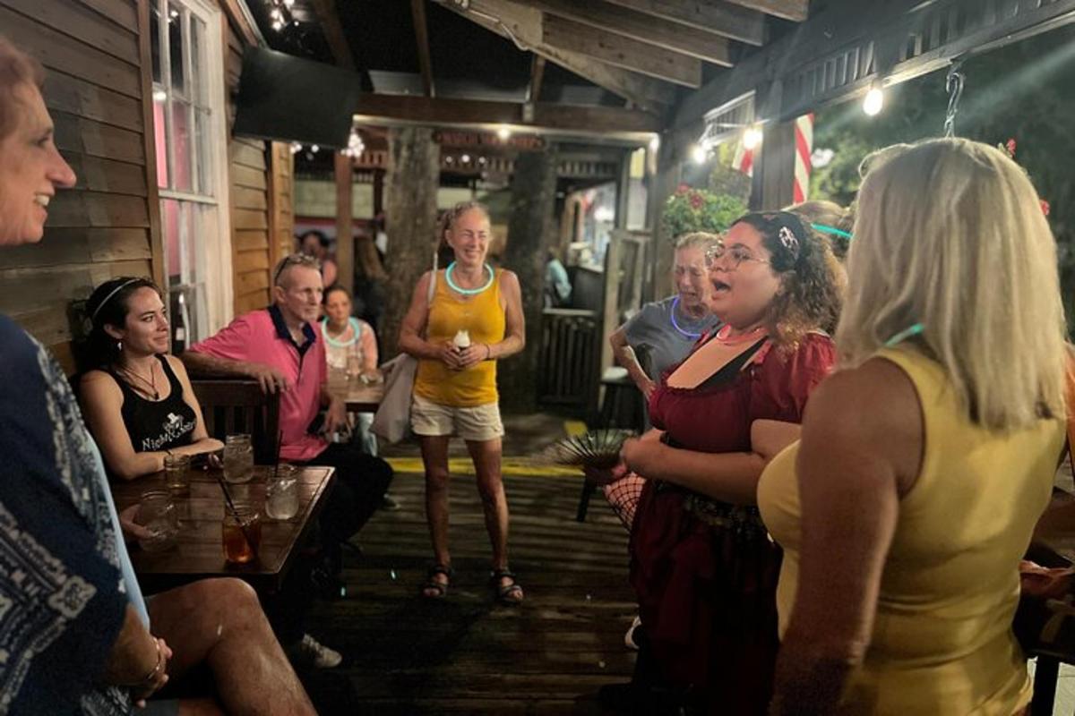 un grup de oameni care stau într-un bar