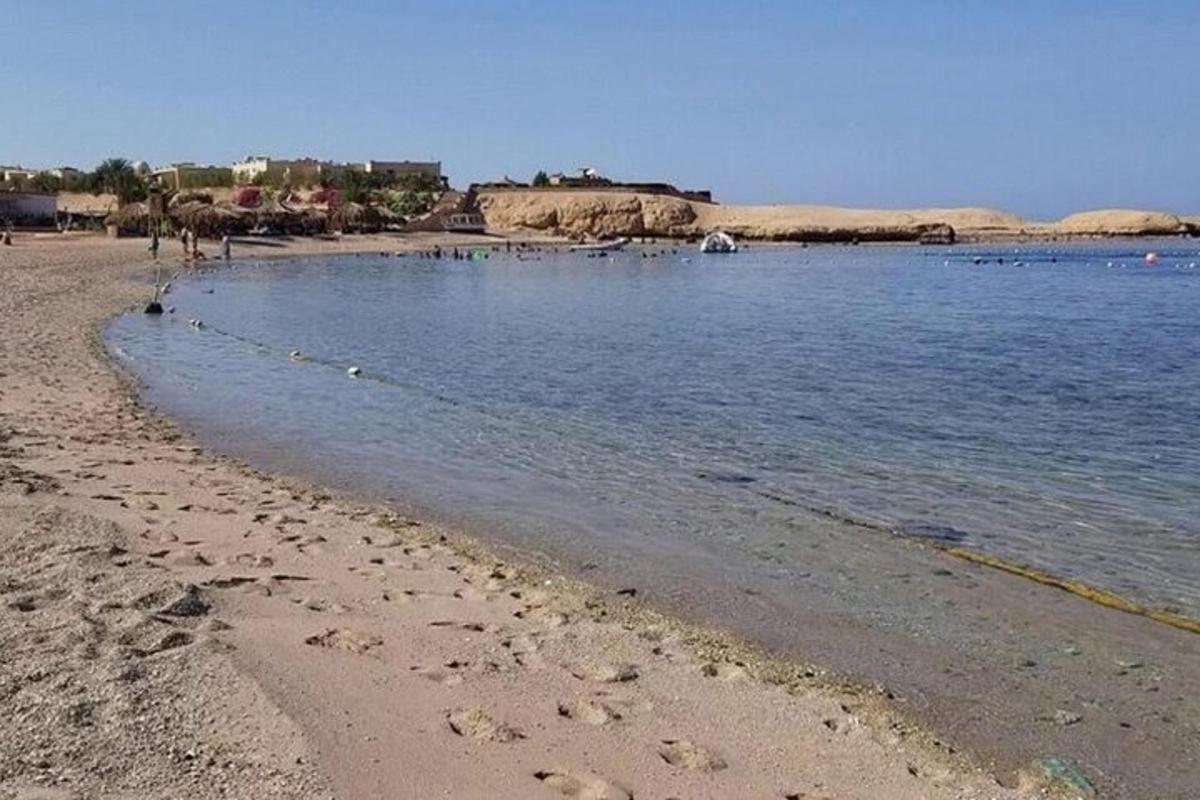 una spiaggia con uno specchio d'acqua e alcune rocce