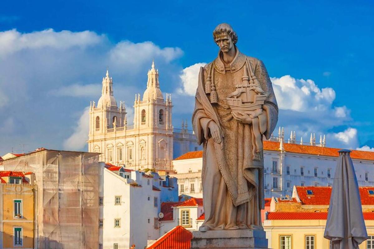 una statua di un uomo in piedi di fronte a una città