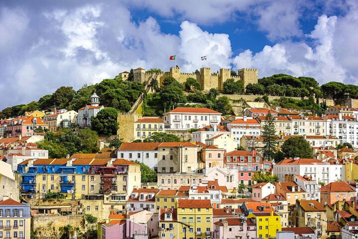 una città con un castello in cima a una collina
