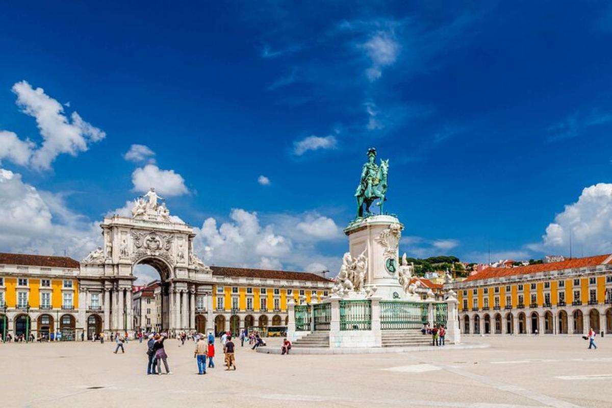 un grande edificio con una statua di fronte