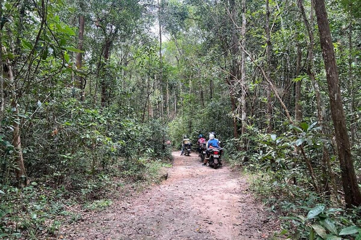未舗装の道路をバイクで走る人々のグループ