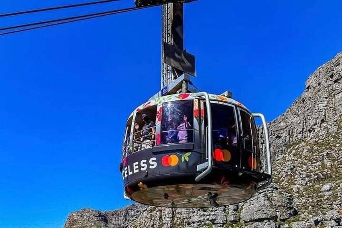 um teleférico com pessoas andando nele perto de uma montanha