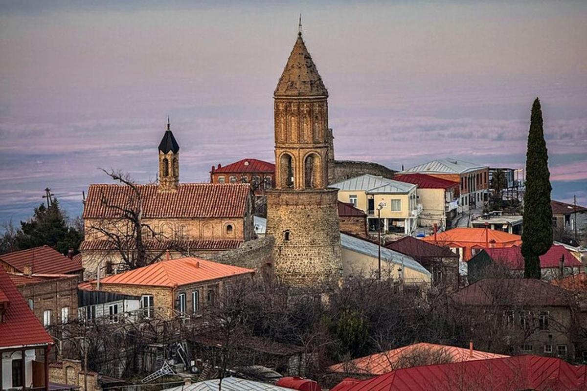Ένα παλιό κτίριο με έναν πύργο ρολογιού σε μια πόλη
