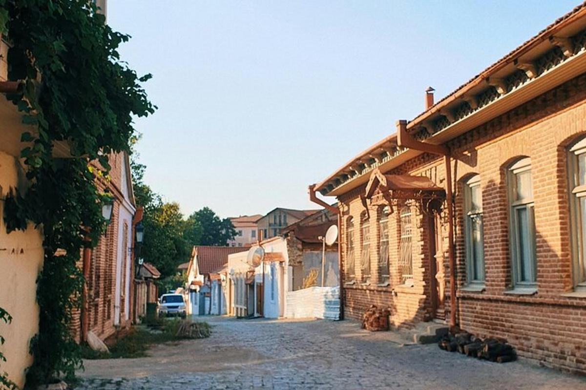 uličica u gradu s ciglenim zgradama