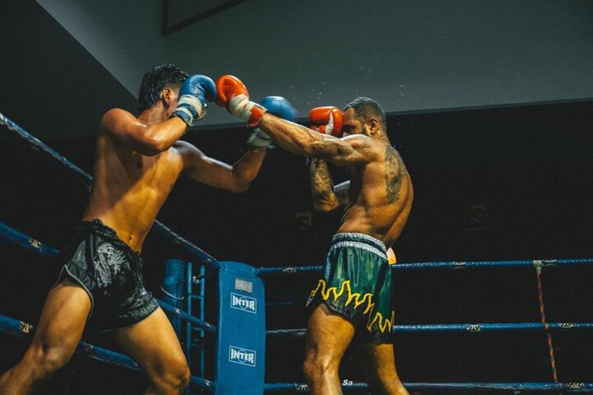 dois homens estão lutando em uma luta de boxe