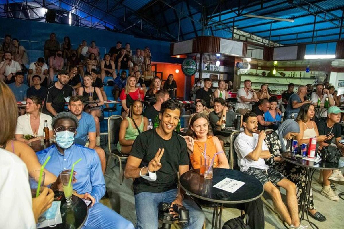 um grupo de pessoas sentadas em frente a uma multidão