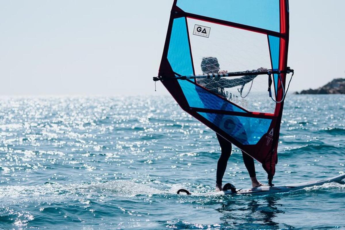 inimene lainelaual, millel on puri vees