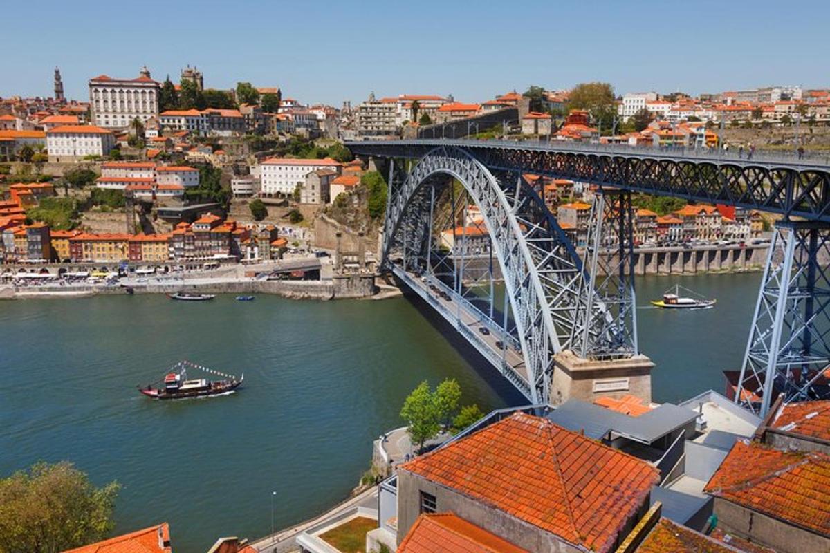 un ponte sopra un fiume con una barca in acqua