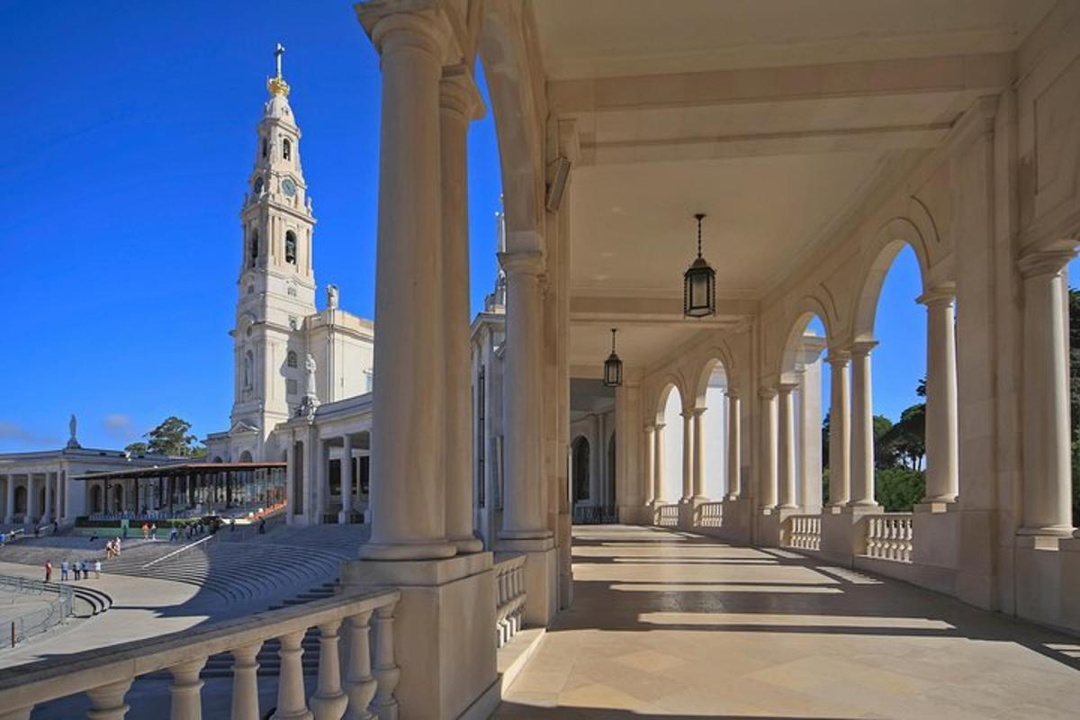 un grande edificio con una torre dell'orologio sullo sfondo