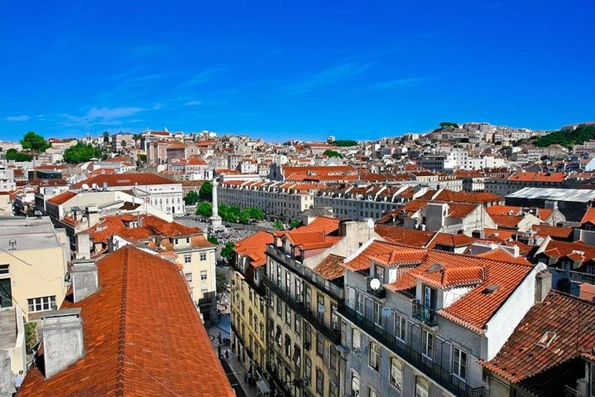 una vista aerea di una città con i tetti rossi