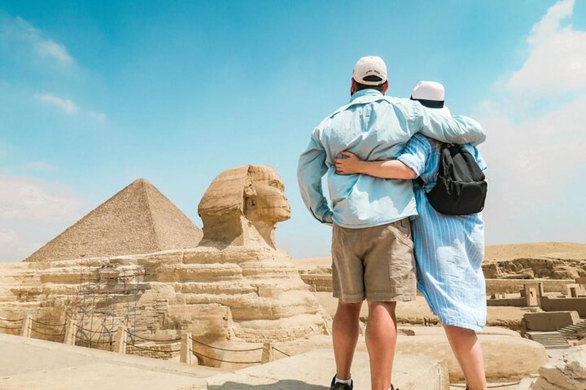 dva muži stojící před pyramidami