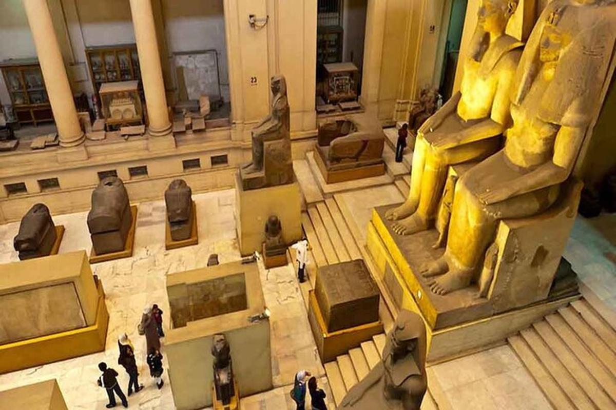 pohled shora na muzeum s artefakty v místnosti