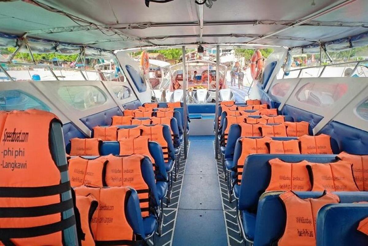autobusa ar oranžiem sēdekļiem iekšskats