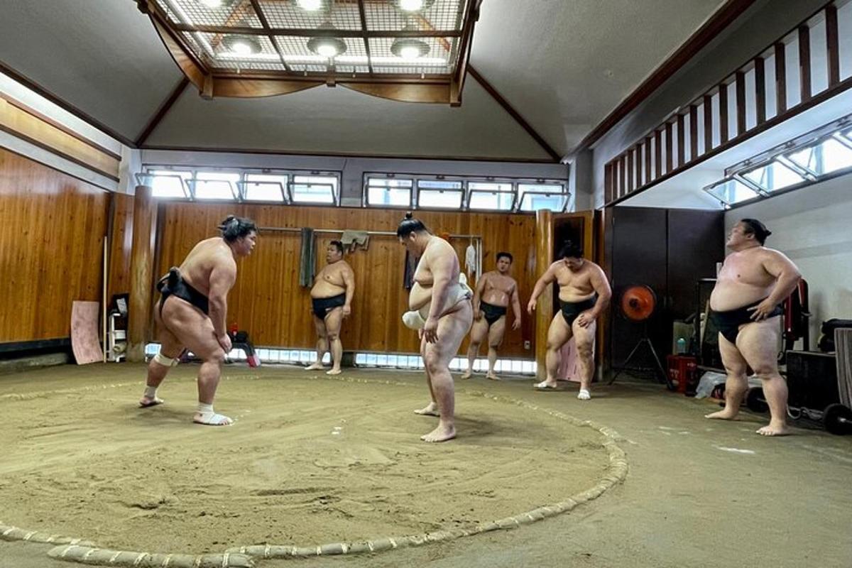 vīriešu grupa, kas stāv sporta zālē