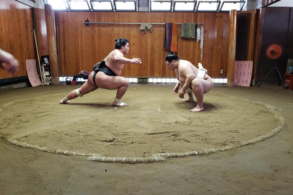 un grup de oameni într-un ring într-o sală de sport