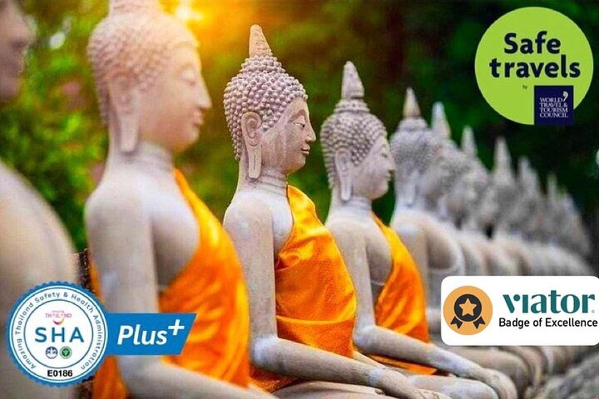 un gruppo di statuette di Buddha arancioni