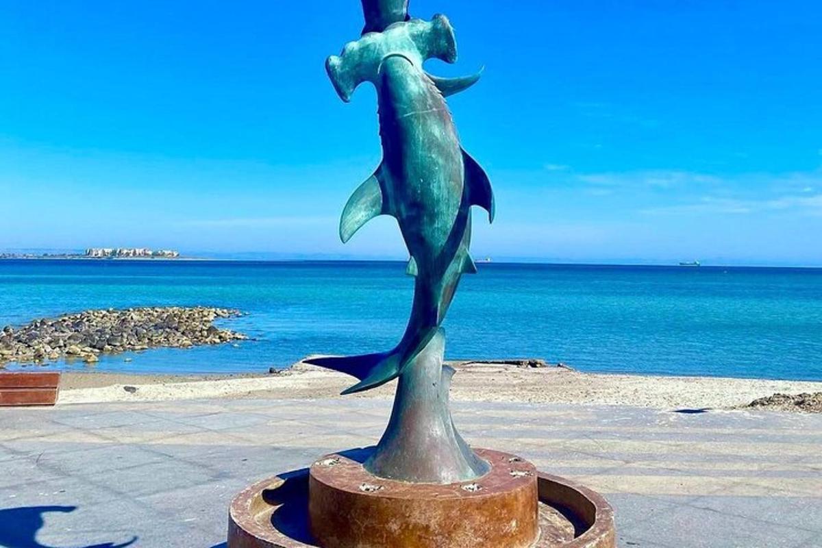 una statua di un pesce che cavalca un delfino